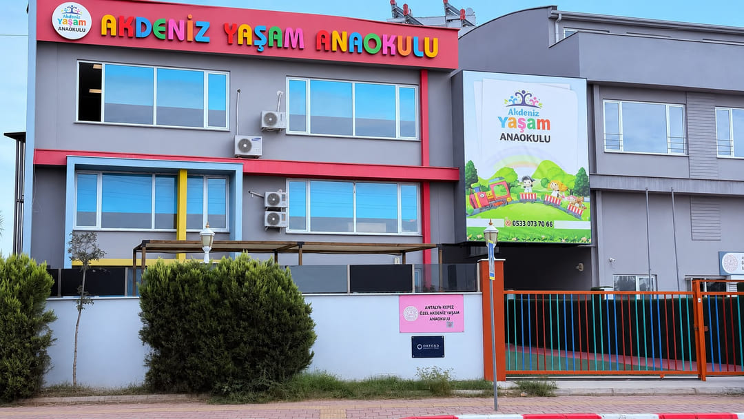 Özel Akdeniz Yaşam Anaokulu bina girişi ve bahçe kapısı