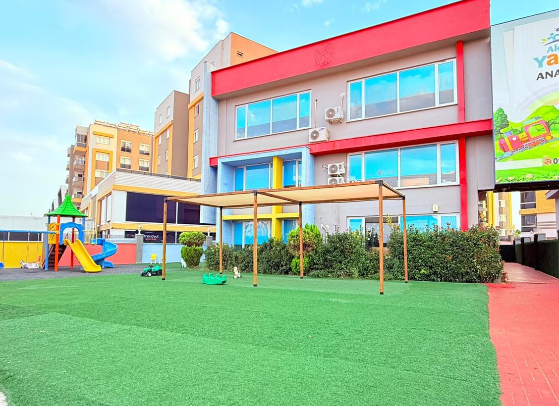 Özel Akdeniz Yaşam Anaokulu binası, oyun parkı ve çim kaplı bahçesi, Kepez Antalya